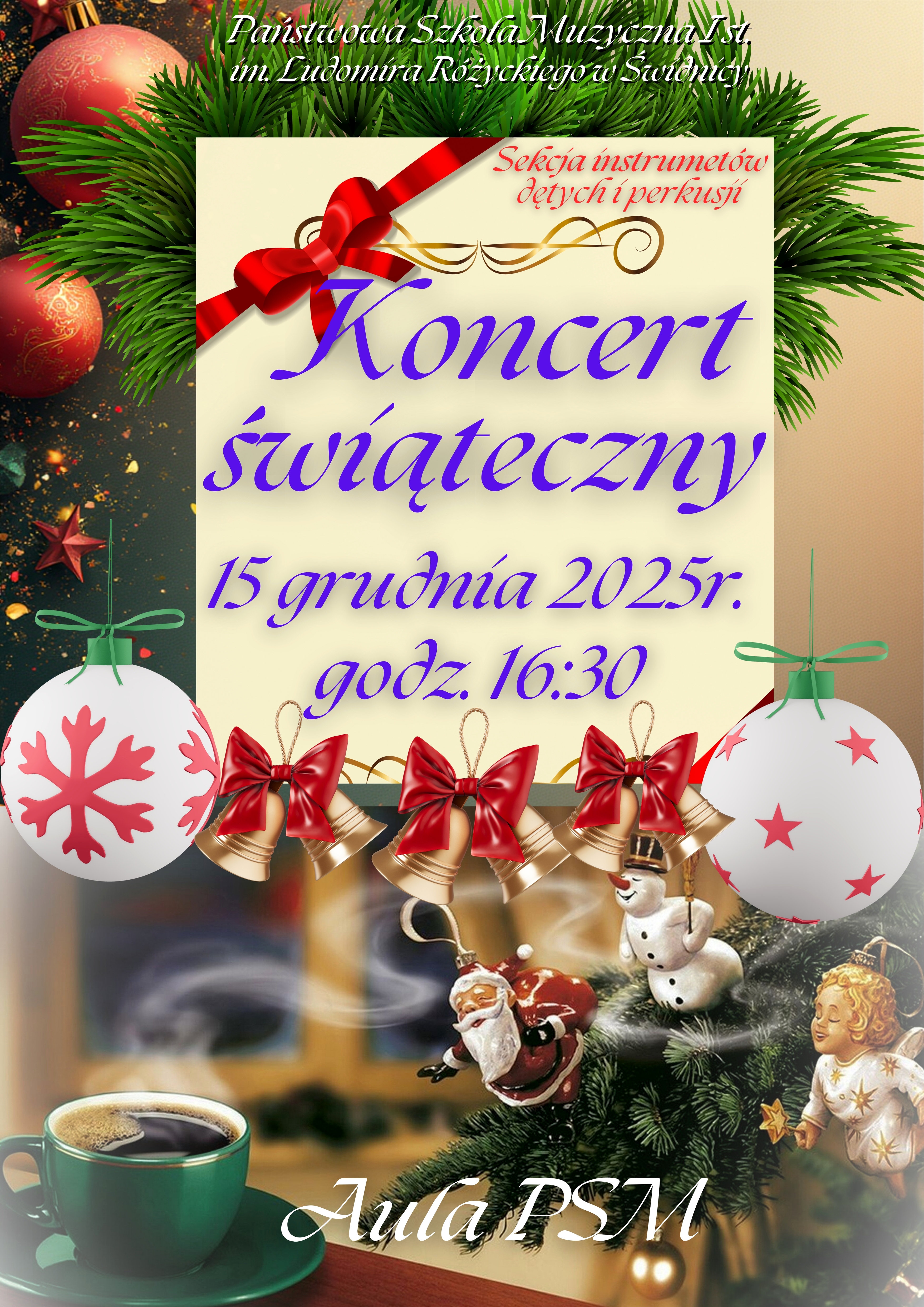 Plaka z ozdobami świątecznymi , na środku zółta kartka z ozdobną czerwoną wstążką. Na środku napis" Koncert świąteczny 15 grudnia 2025 godz. 16:30 . W tle na dole zielona filiżanka kawy , po prawej na gałązce choinkowej figurki mikołaja, bałwanka i aniołka powyżej dzwoneczki świąteczne. na samej górze czerwone bombki choinkowe wplecine w zielone gałązki choinki.