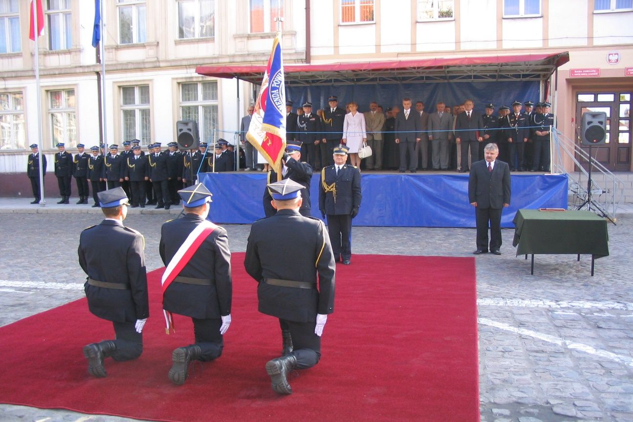  Fot. Uroczystość wręczenia sztandaru - 5 września 2004 r.