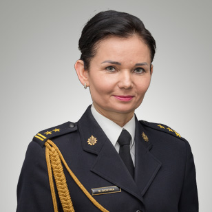 Naczelnik wydziału organizacji i nadzoru bryg. Beata Ochyra w mundurze galowym.