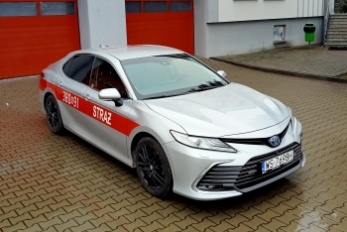 Samochód Lekki Operacyjny Toyota przed budynkiem KM PSP Siedlce.