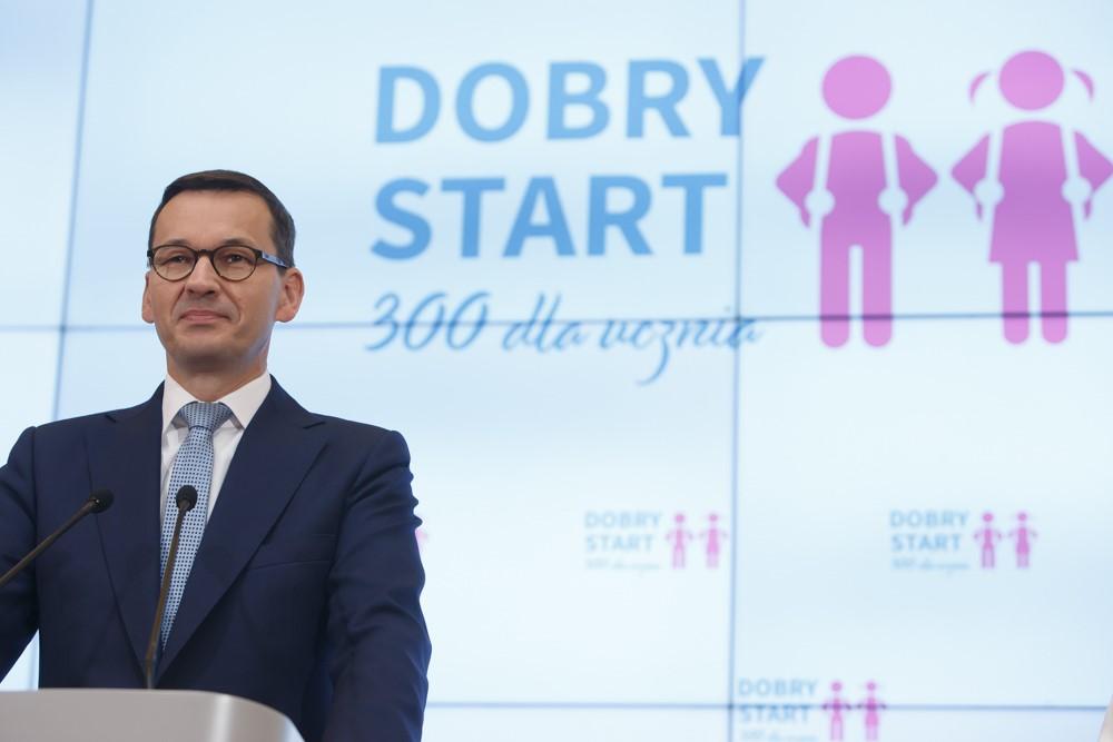 Premier Mateusz Morawiecki na tle napisu "Dobry Start. 300 dla Ucznia".