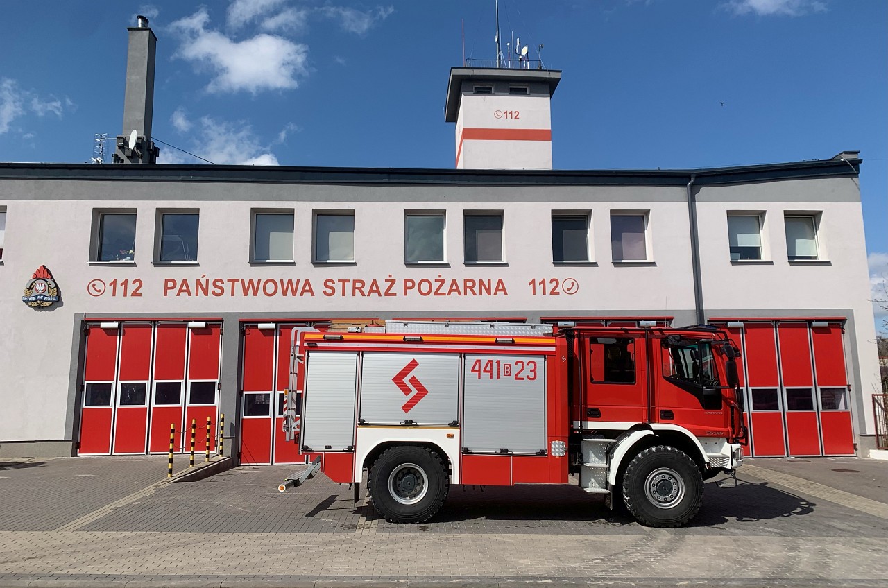 Zdjęcie przedstawia średni samochód gaśniczy GBA 2,5/16/1,8 na podwoziu Iveco Eurocargo na wyposażeniu JRG Kolno