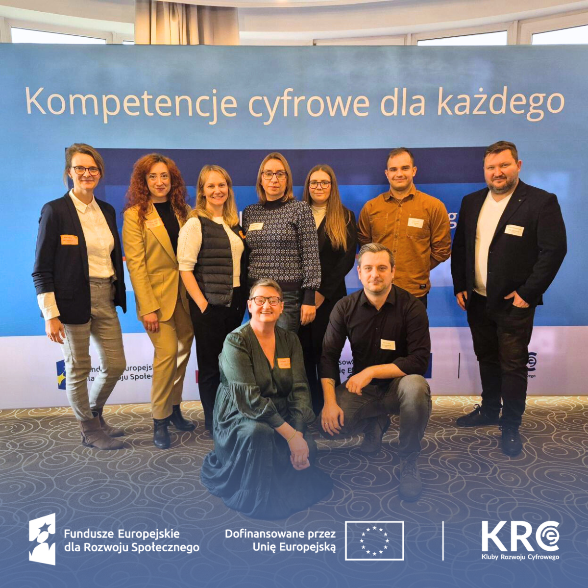  Zespół projektu KRC Wsparcie na tle ścianki z napisem „Kompetencje cyfrowe dla każdego”