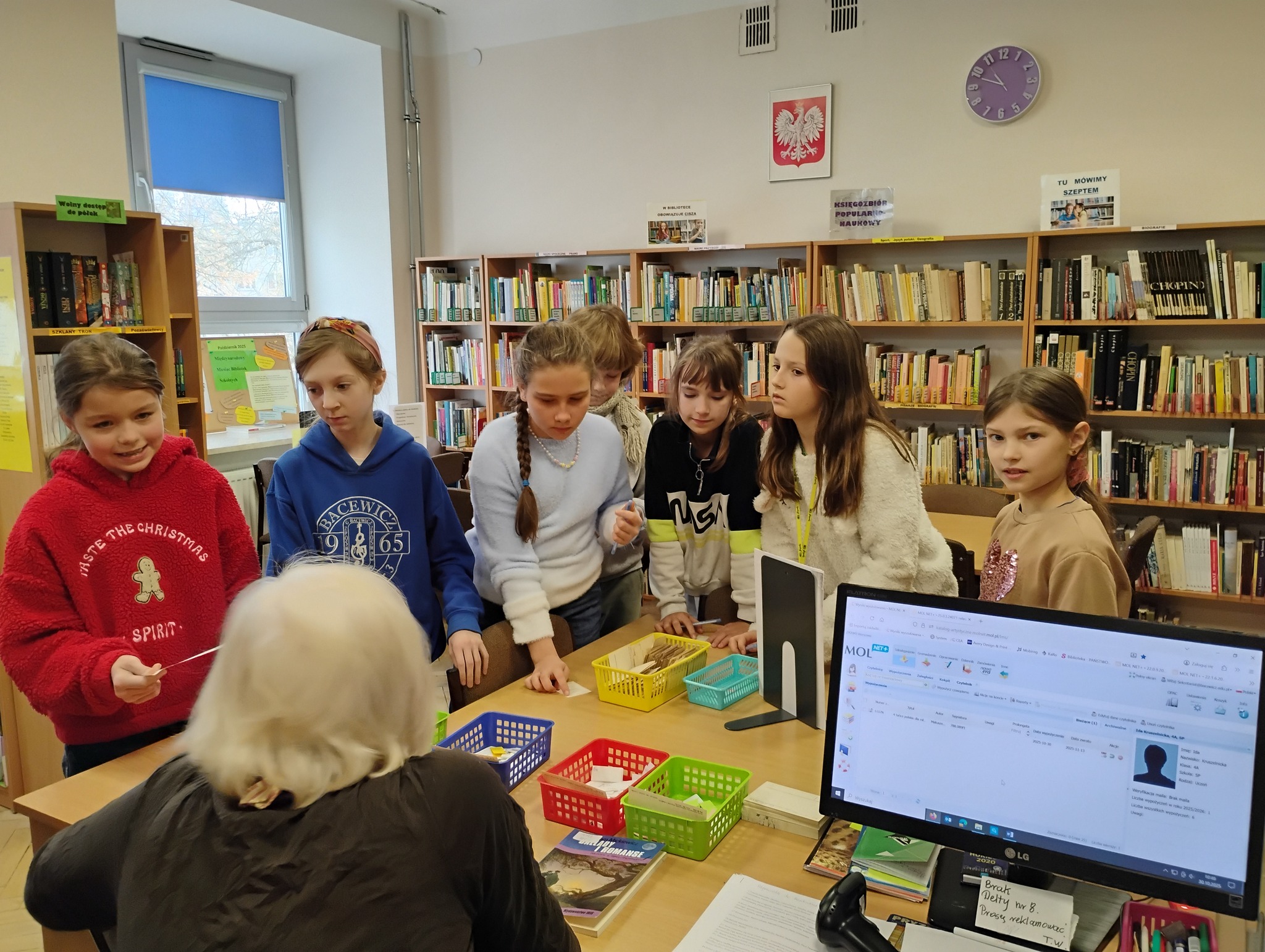 W szkolnej bibliotece  uczniowie uczestniczą w konkursie