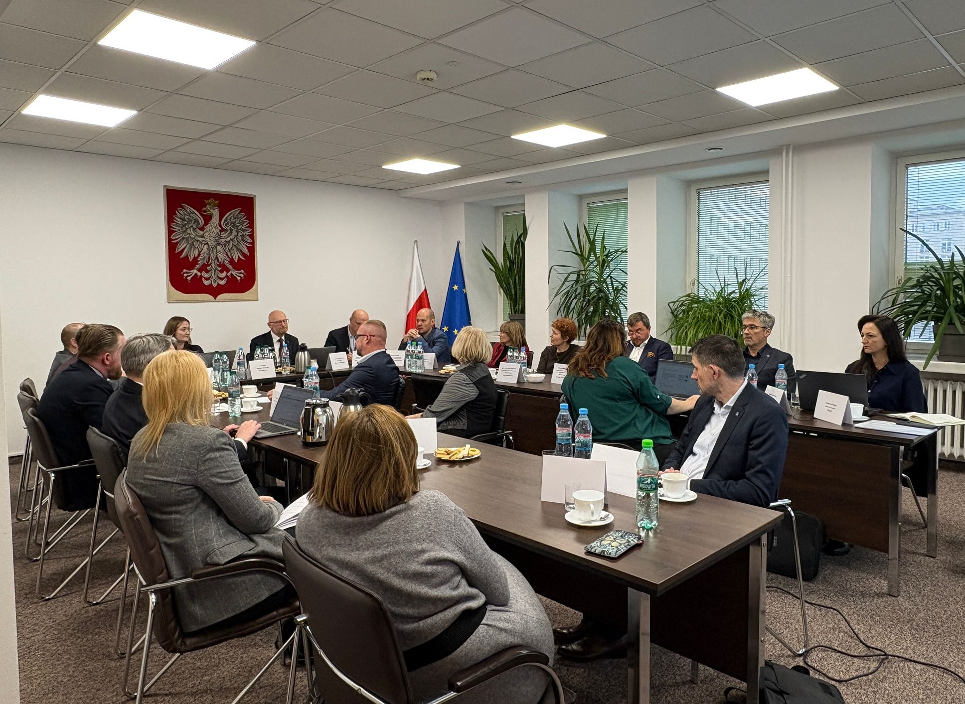 Zdjęcia przedstawiające uczestników posiedzenia