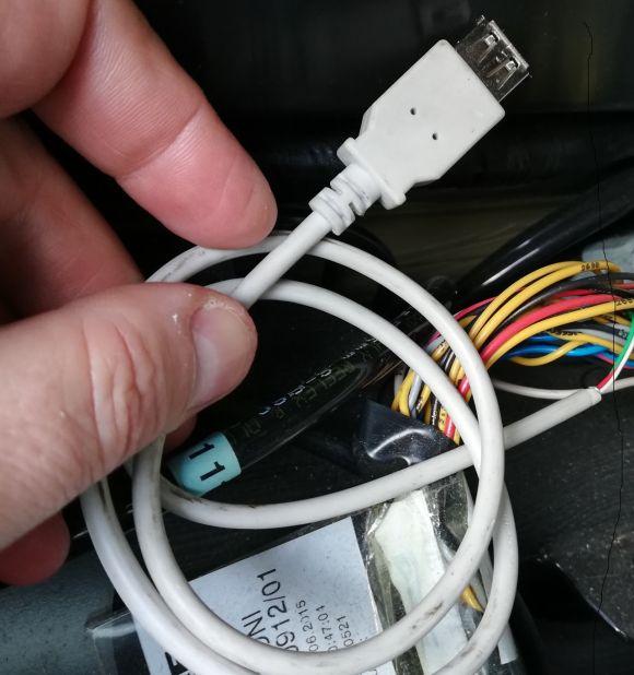 Kabel USB użyty do manipulacji