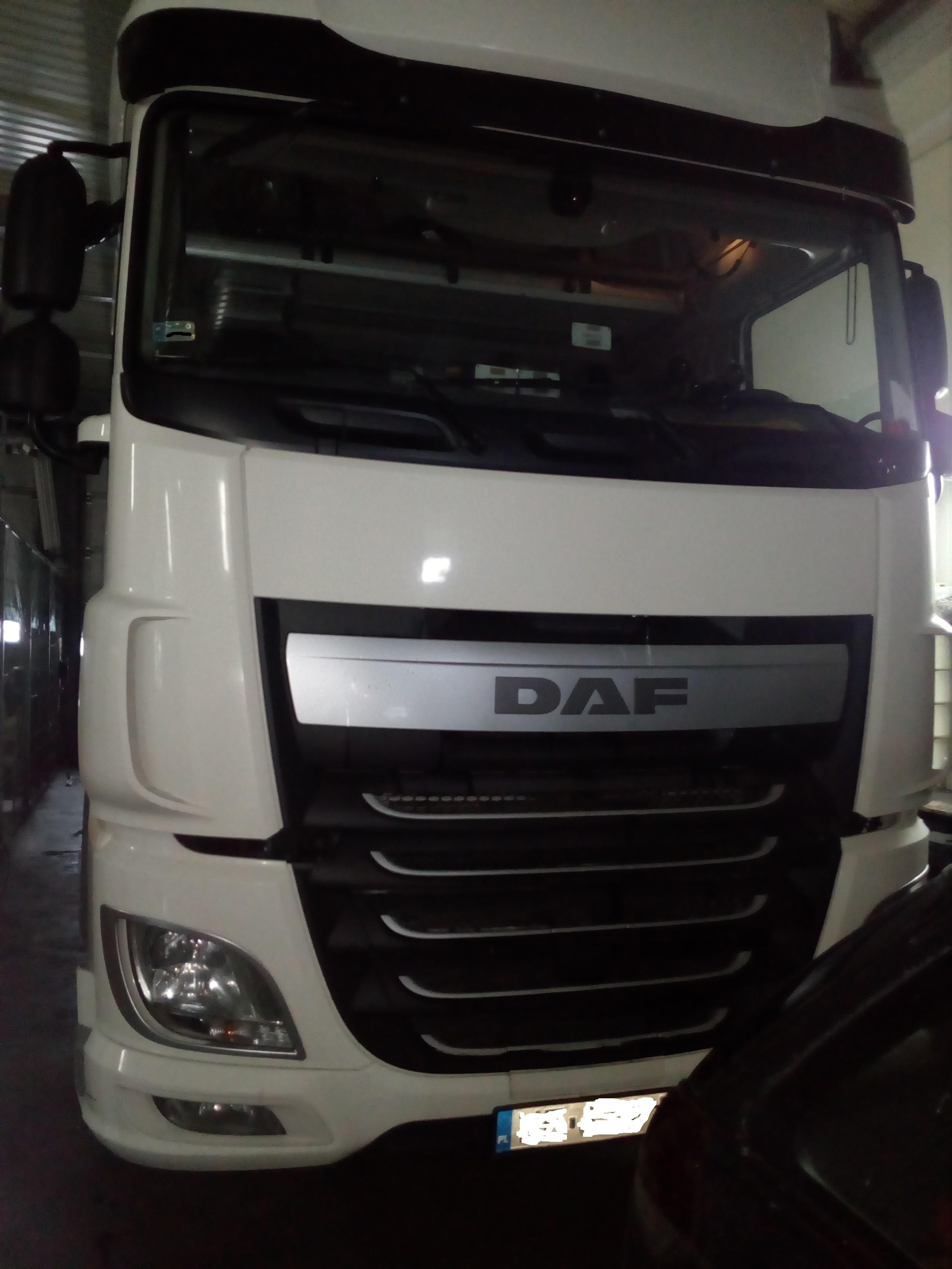 Na pierwszym planie ciężarówka