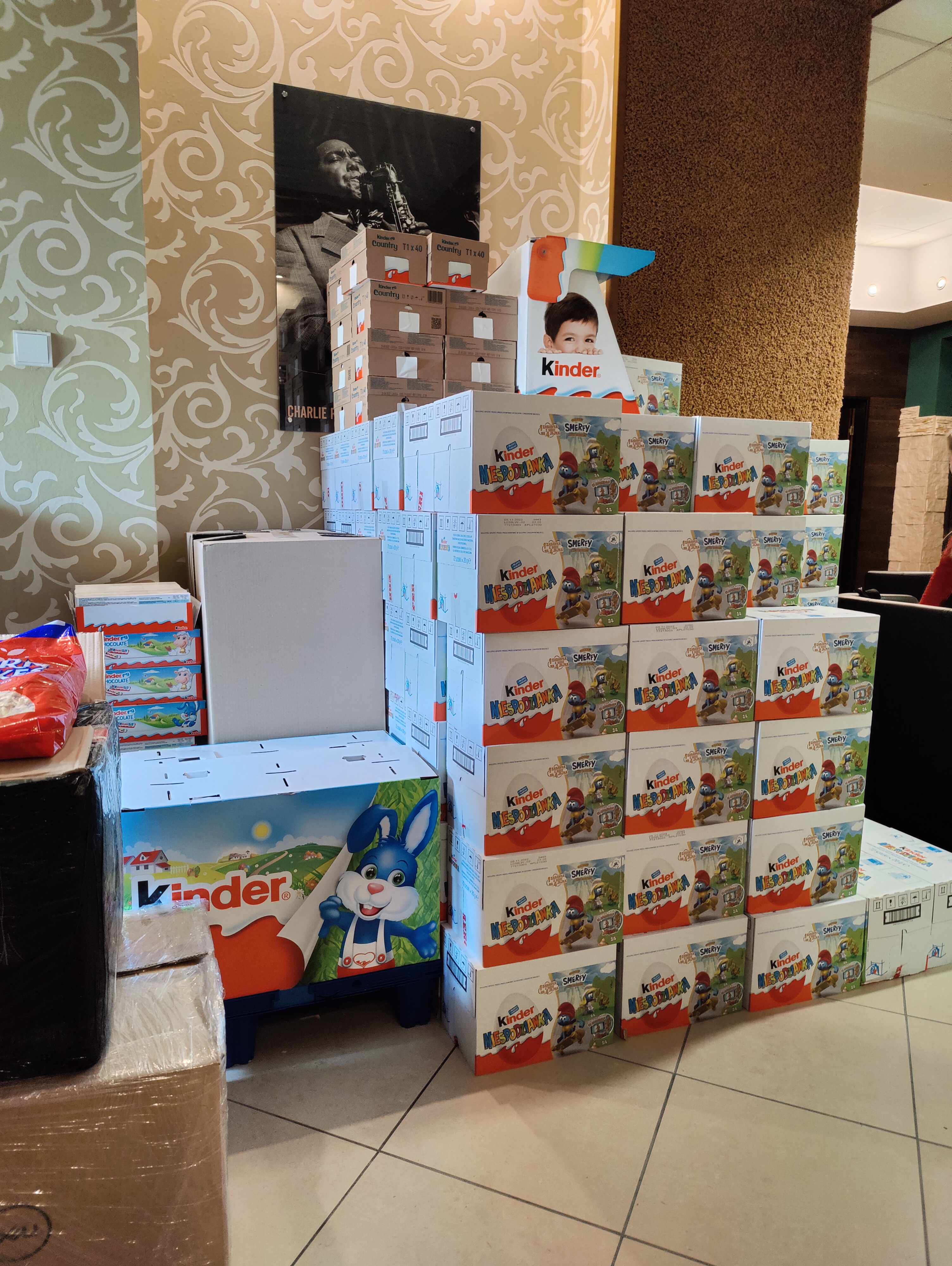 Zdjęcie przekazanych słodyczy prze firmę Ferrero dla Ukrainy