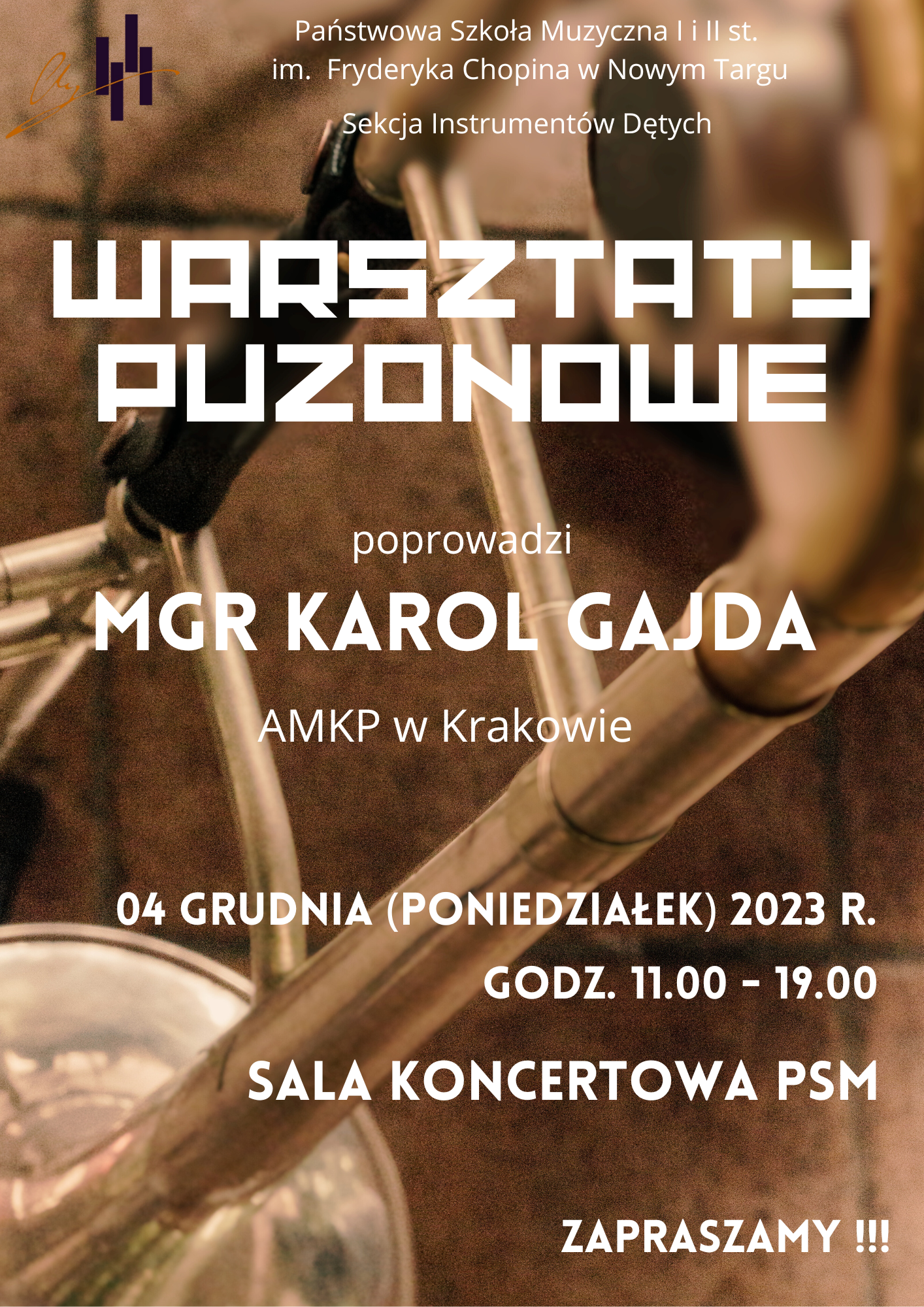 Grafika plakatu jest w kolorze brązowym w tle jest zdjęcie puzonu. W górnym lewym rogu logo szkoły a obok pełna nazwa szkoły oraz nazwa sekcji organizującej wydarzenie- sekcja dęta. Następnie nazwa wydarzenia - warsztaty puzonowe, poniżej dane prowadzącego - mgr Karol Gajda Akademia Muzyczna w Krakowie. Dolna część plakatu to data, miejsce oraz zaproszenie na warsztaty. Wydarzenie ma miejsce w szkole muzycznej w sali koncertowej 4 grudnia poniedziałek 2023 r. w godzinach - 11.00 - 19.00