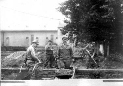 Strażacy komendy powiatowej straży pożarnej przy budowie sali gimnastycznej szkoły podstawowej nr 1 w Lublińcu