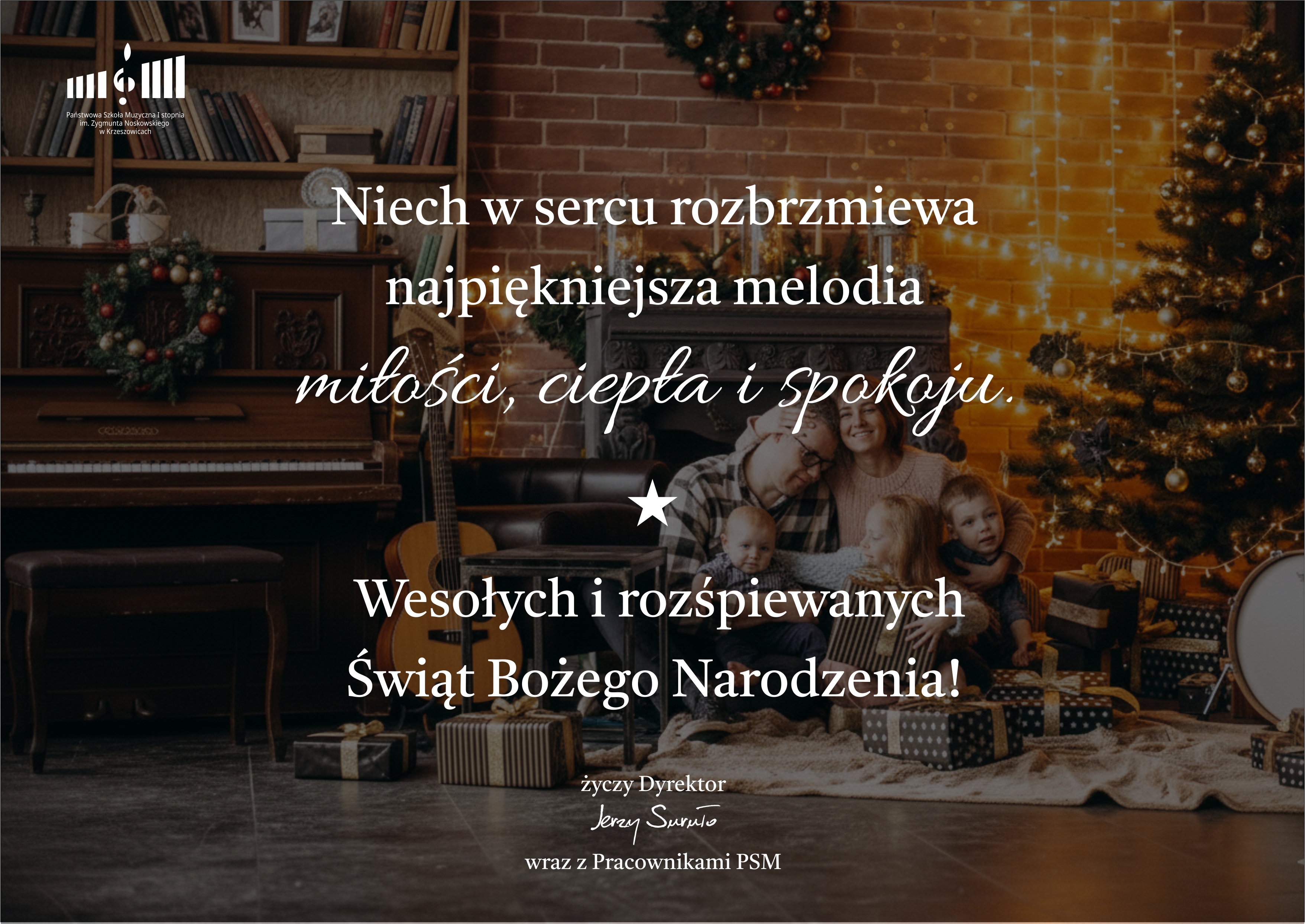 Plakat na tle z grafiką pokoju z choinką i tekst: Niech w sercu rozbrzmiewa najpiękniejsza melodia miłości, ciepła i spokoju. Wesołych i rozśpiewanych Świat Bożego Narodzenia! życzy Dyrektor Jerzy Suruło wraz z pracownikami PSM