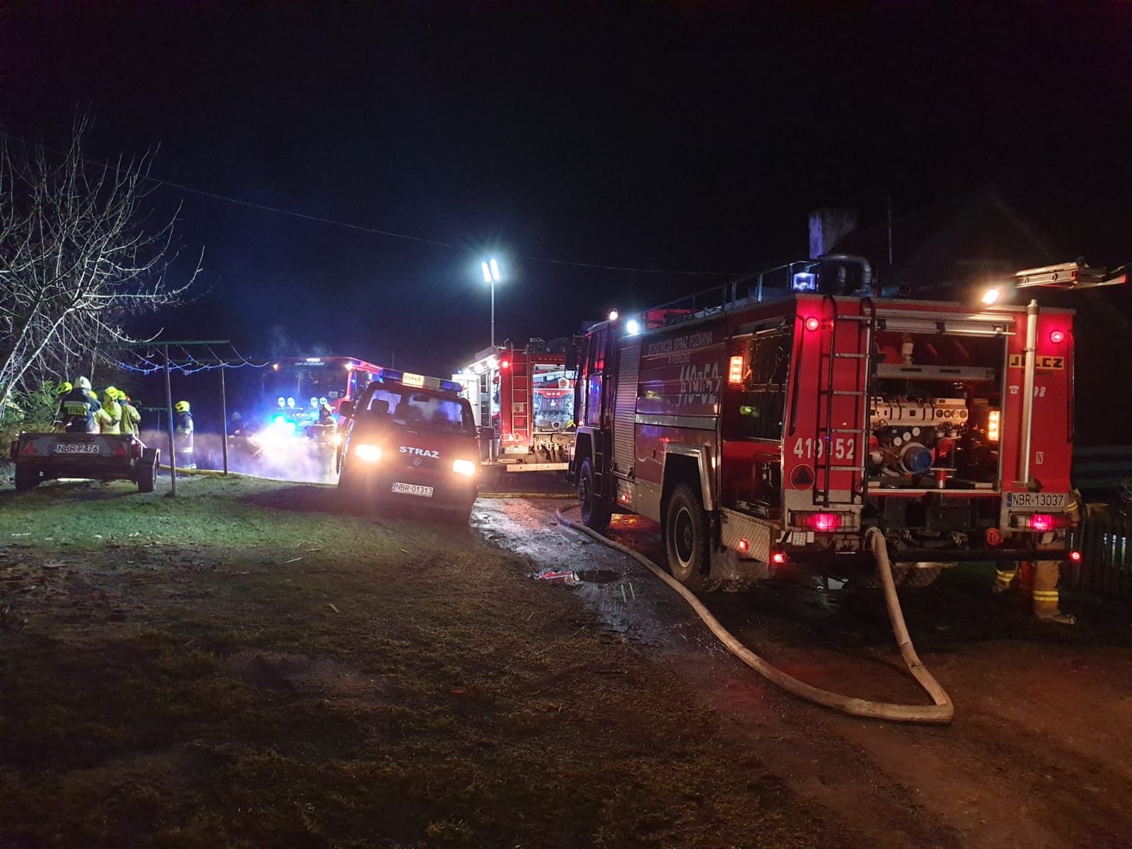 Ogień strawił samochód i garaż