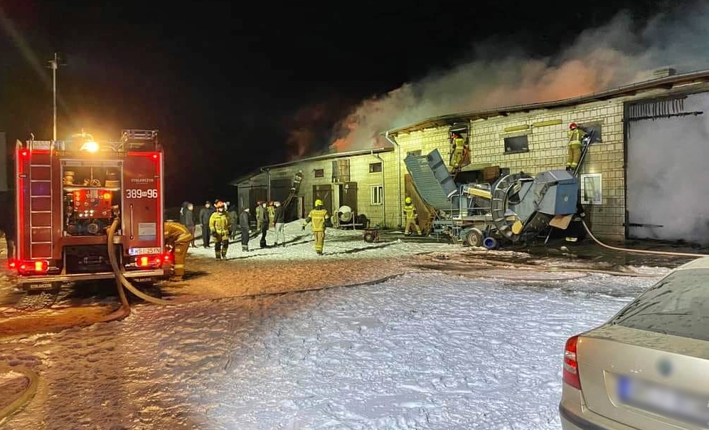 Pożar budynku gospodarczego. Na zdjęciu strażacy gaszący pożar budynku.