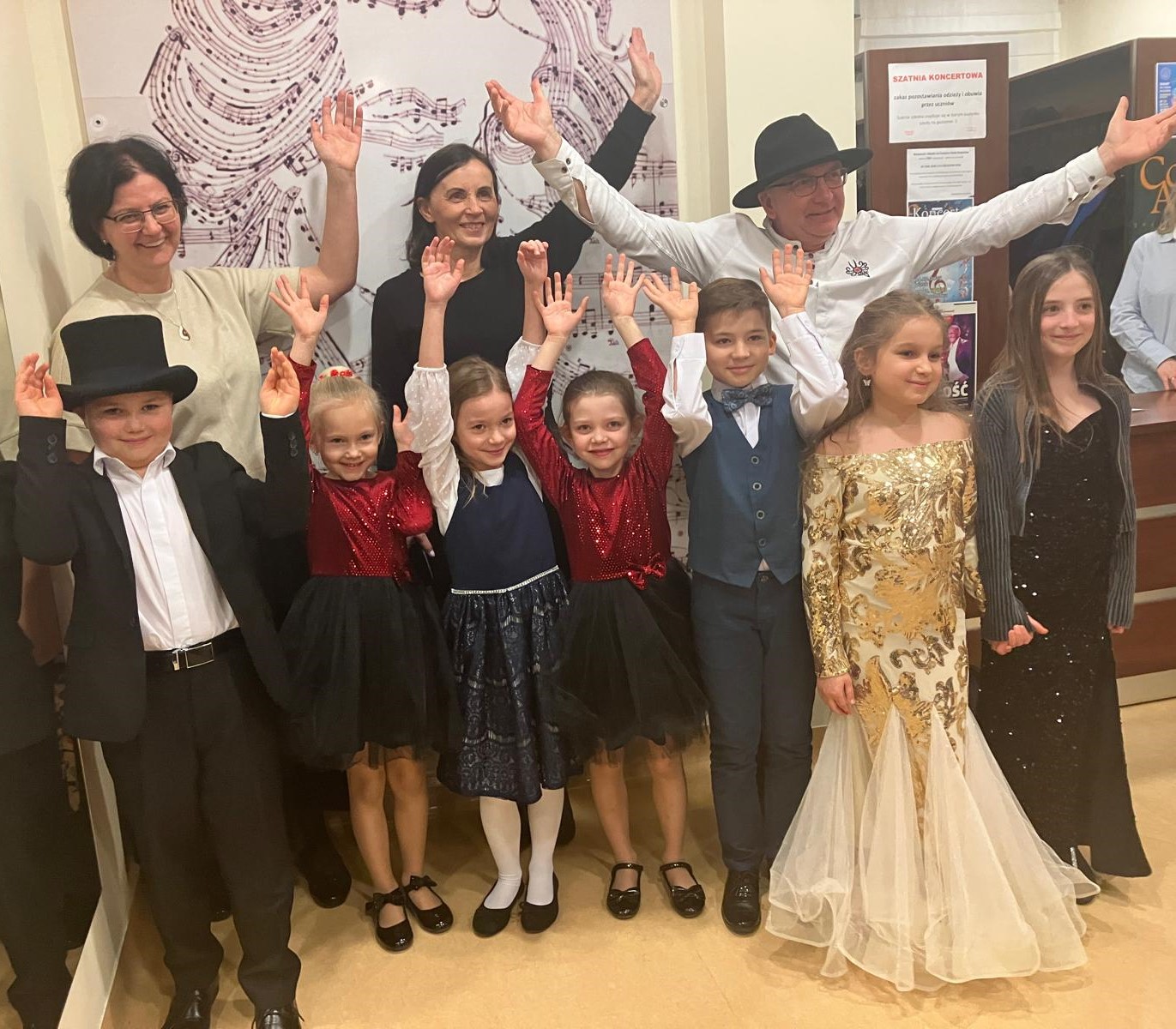 Zdjęcie uczestników konkursu Młody Wirtuoz wraz z nauczycielami instrumentu. 7 uczniów i 3 nauczycieli.