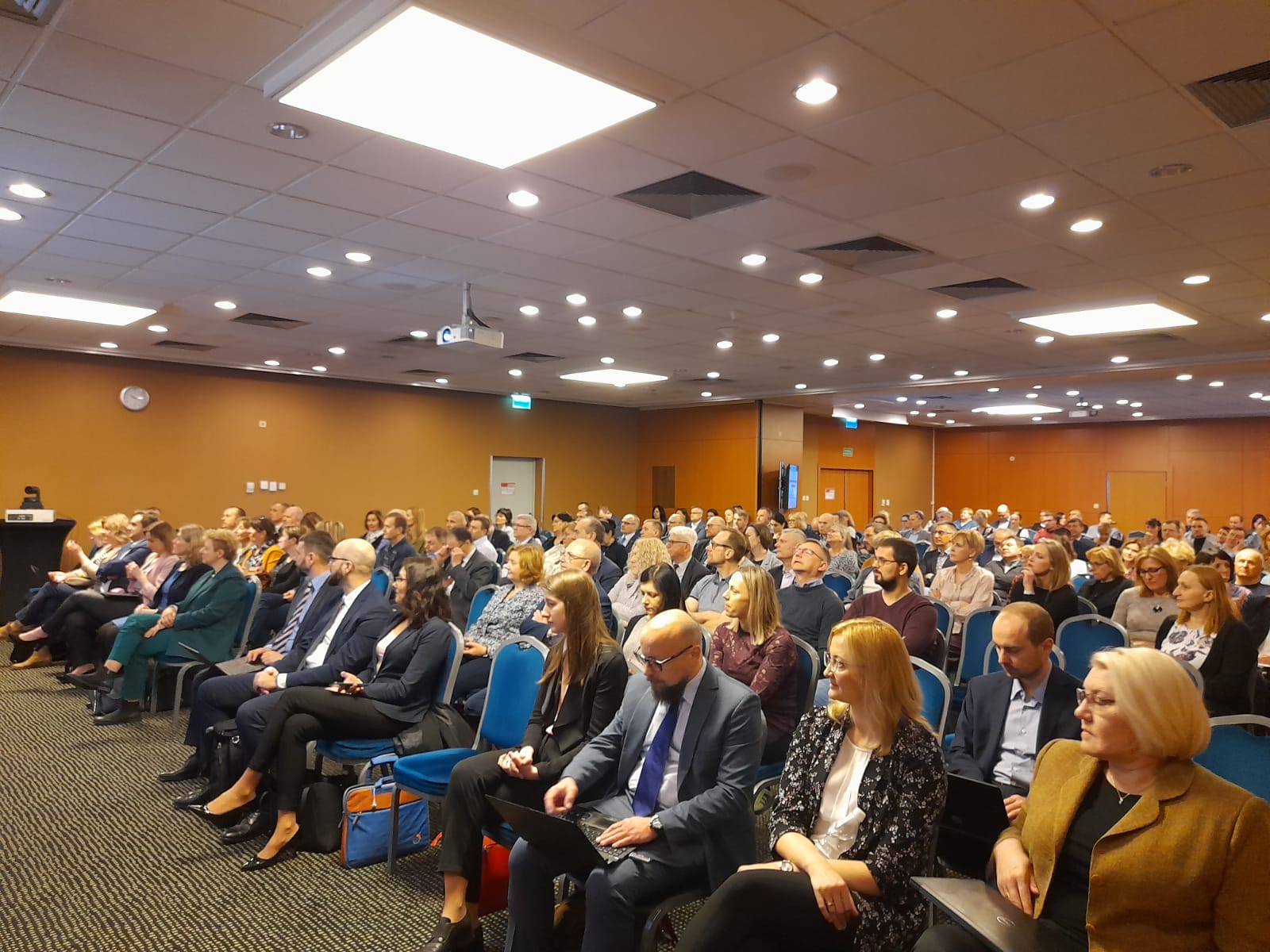 Zdjęcie przedstawia uczestników spotkania Służby Geodezyjnej i Kartograficznej w sali konferencyjnej.