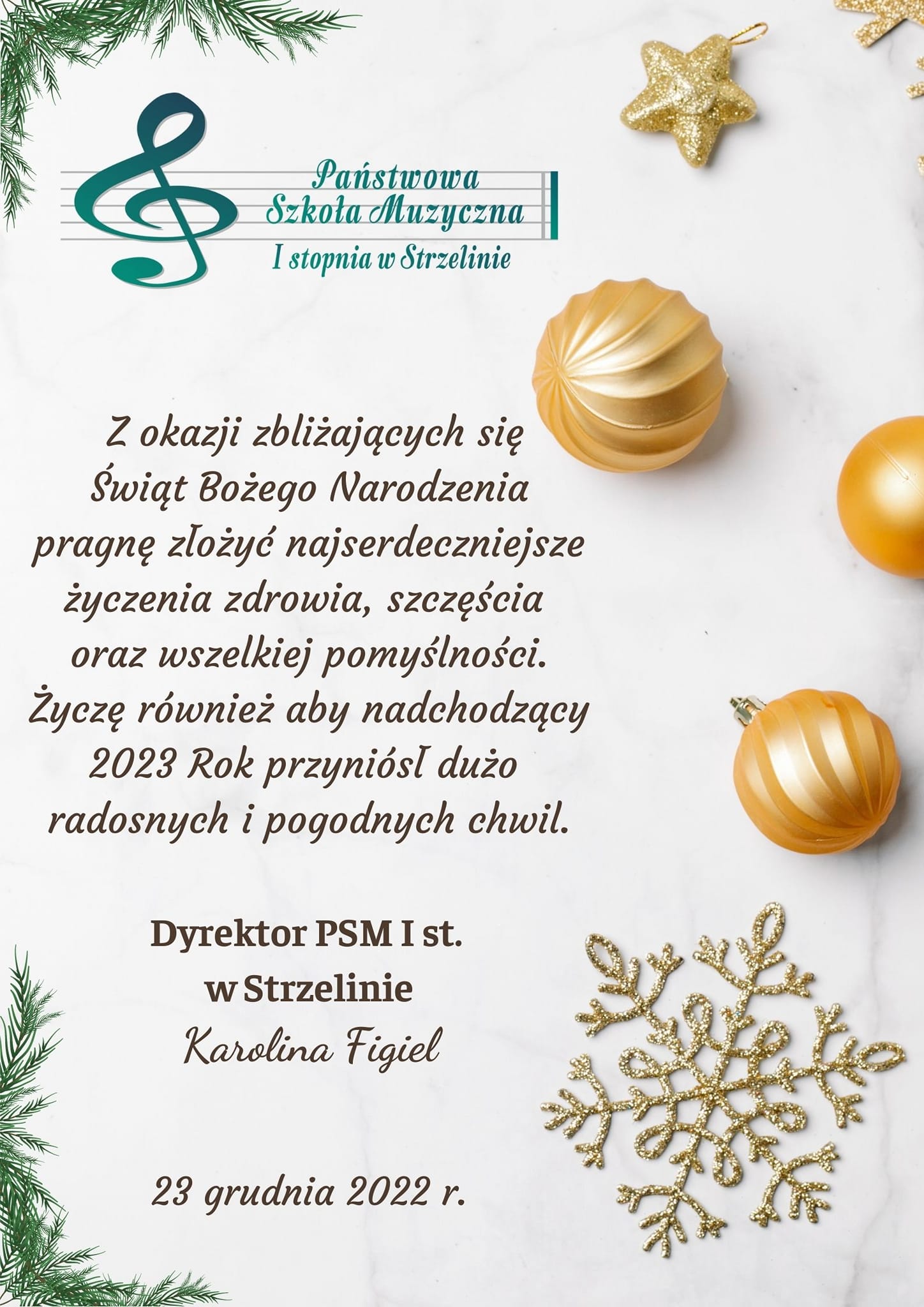 Na białym tle, po lewej stronie, umieszczone zostały życzenia świąteczne. Poniżej znajduje się podpis dyrektora szkoły wraz z datą. w tle widoczne są grafiki świąteczne - złote bombki, ozdoby choinkowe oraz zielone gałązki. W górnej części umieszczone zostało logo szkoły.