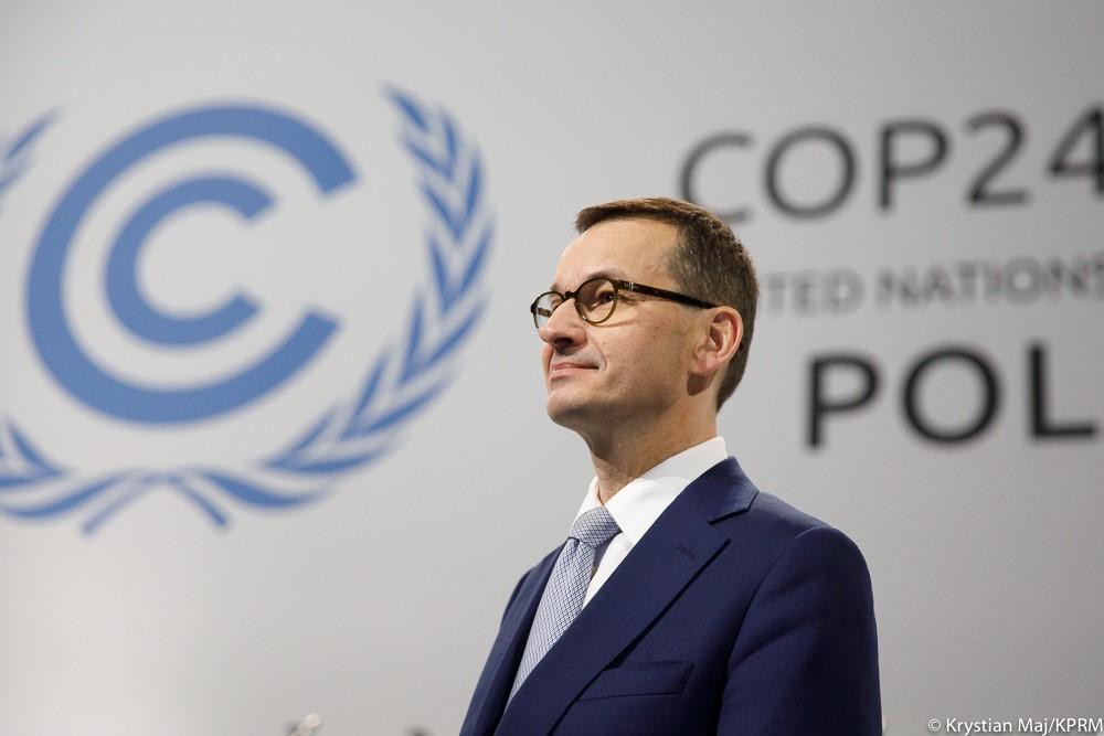 Premier Mateusz Morawiecki, a w tle ścianka wizyjna COP24.