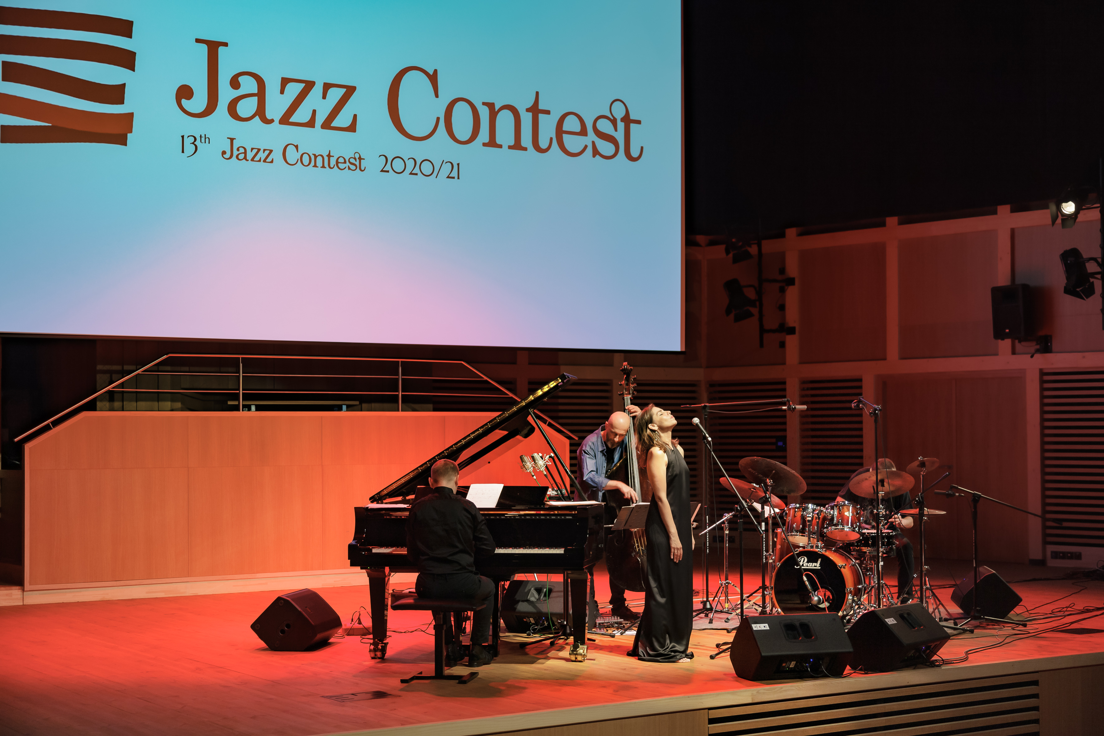 Muzycy na scenie - wokalistka, kontrabasista, painista