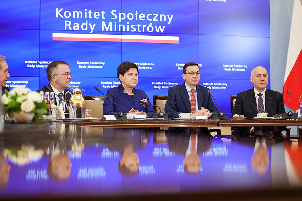 Premier Mateusz Morawiecki i wicepremier Beata Szydło na inauguracyjnym posiedzenia Komitetu Społecznego Rady Ministrów.