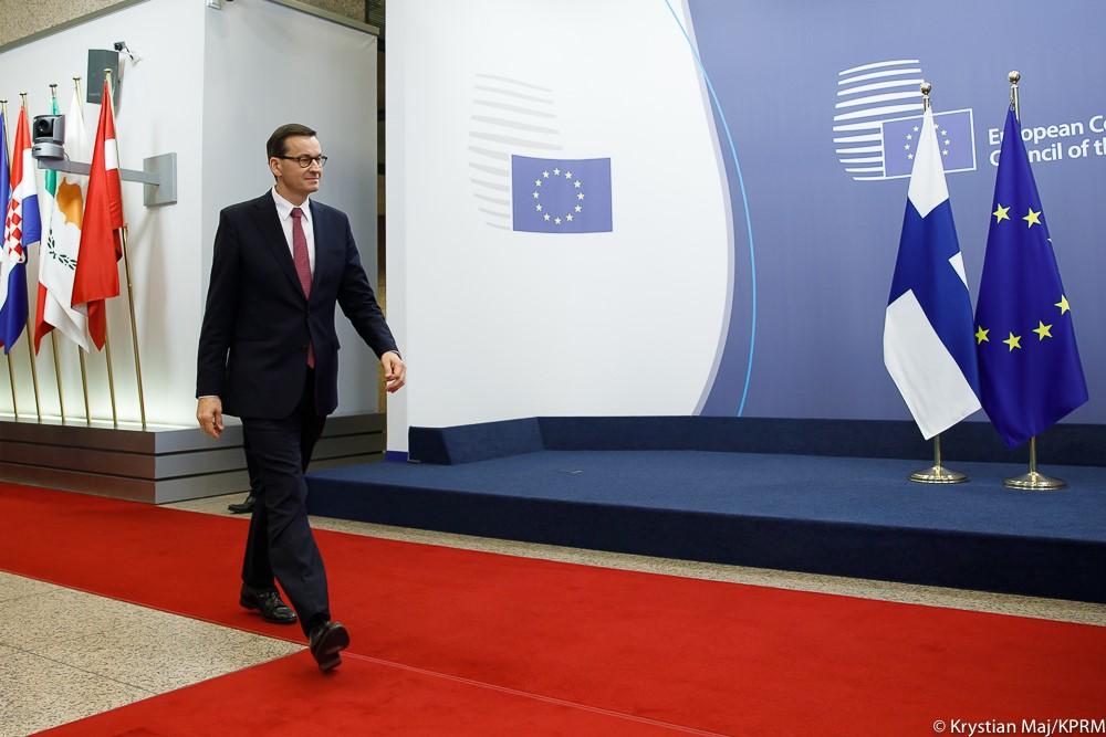 Premier Mateusz Morawiecki idzie po czerwonym dywanie.