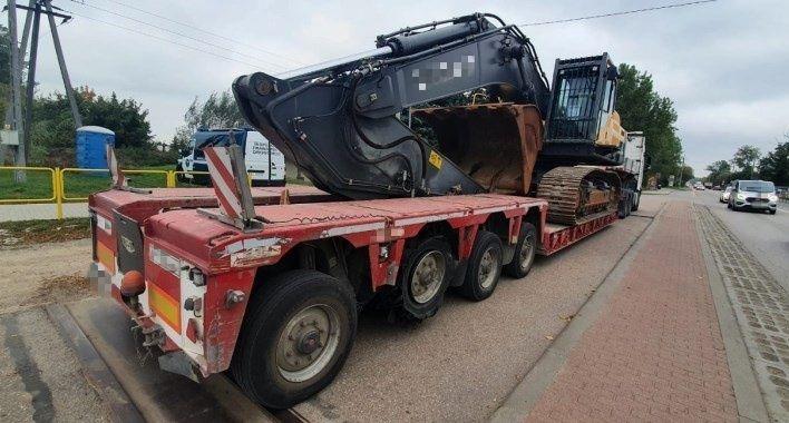 Zestaw przewożący koparkę.