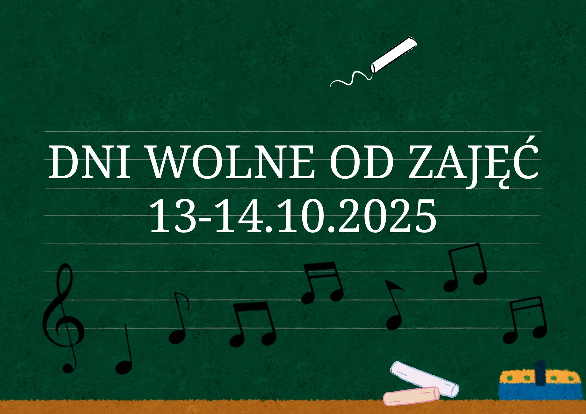 zielona tablica szkolna zawiera białe napisy informujące o wolnych dniach w szkole, poniżej czarne nutki z kluczem wiolinowym oraz po prawej kredy biała, różowa, gąbka