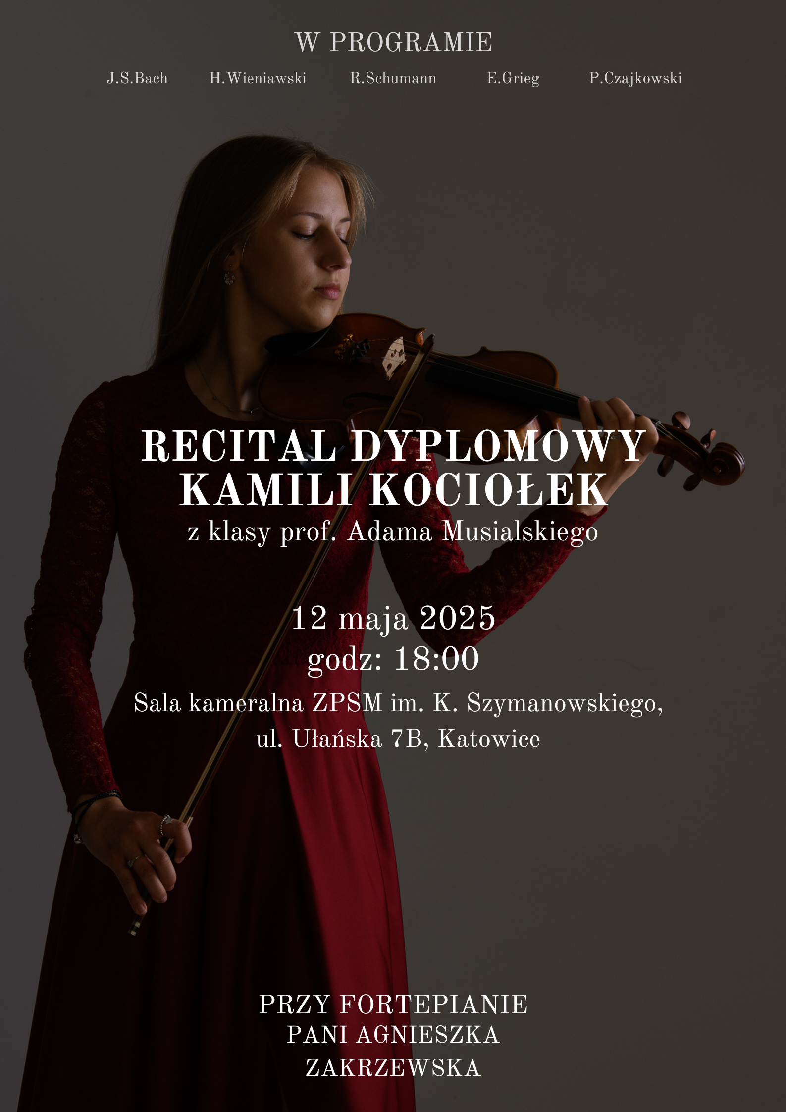 Plakat promujący recital dyplomowy Kamili Kociołek z klasy prof. Adama Musialskiego. Tło stanowi zdjęcie młodej kobiety grającej na skrzypcach, ubranej w bordową suknię. Na plakacie znajduje się informacja o wykonawcach i programie recitalu: J.S. Bach, H. Wieniawski, R. Schumann, E. Grieg, P. Czajkowski. Wydarzenie odbędzie się 12 maja 2025 roku o godzinie 18:00 w sali kameralnej ZPSM im. K. Szymanowskiego w Katowicach, ul. Ułańska 7B. Przy fortepianie towarzyszyć będzie pani Agnieszka Zakrzewska.