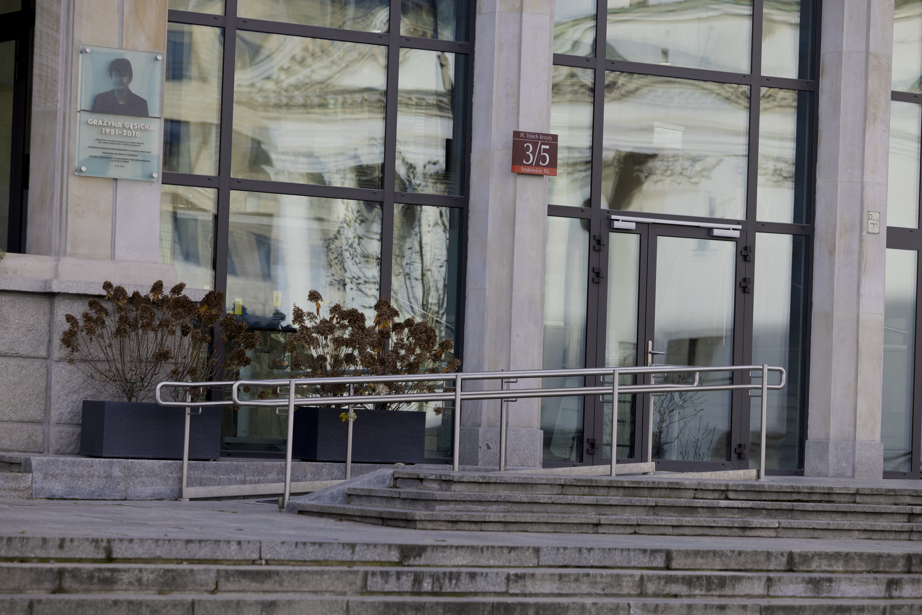 Główne wejście do budynku MRiT - widok na schody i podjazd z poręczą do budynku MRiT od Placu Trzech Krzyży