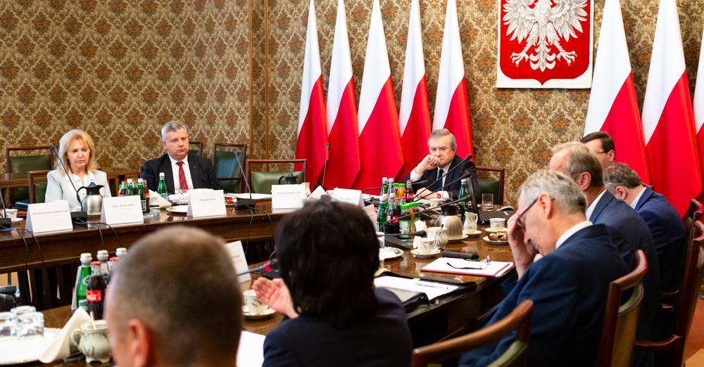 Wicepremier Piotr Gliński podczas posiedzenia komitetu.