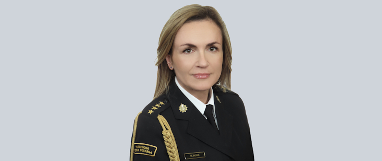 Zdjęcie przedstawia funkcionariusza Państwowej Straży Pożarnej