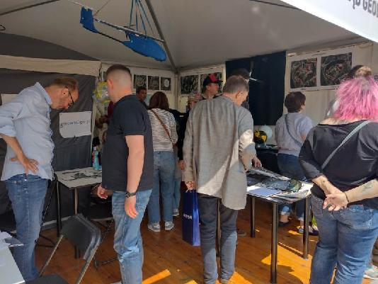 Zdjęcie przedstawia atrakcje stoiska GUGiK podczas 26. Pikniku Naukowego Polskiego Radia i Centrum Nauki Kopernik