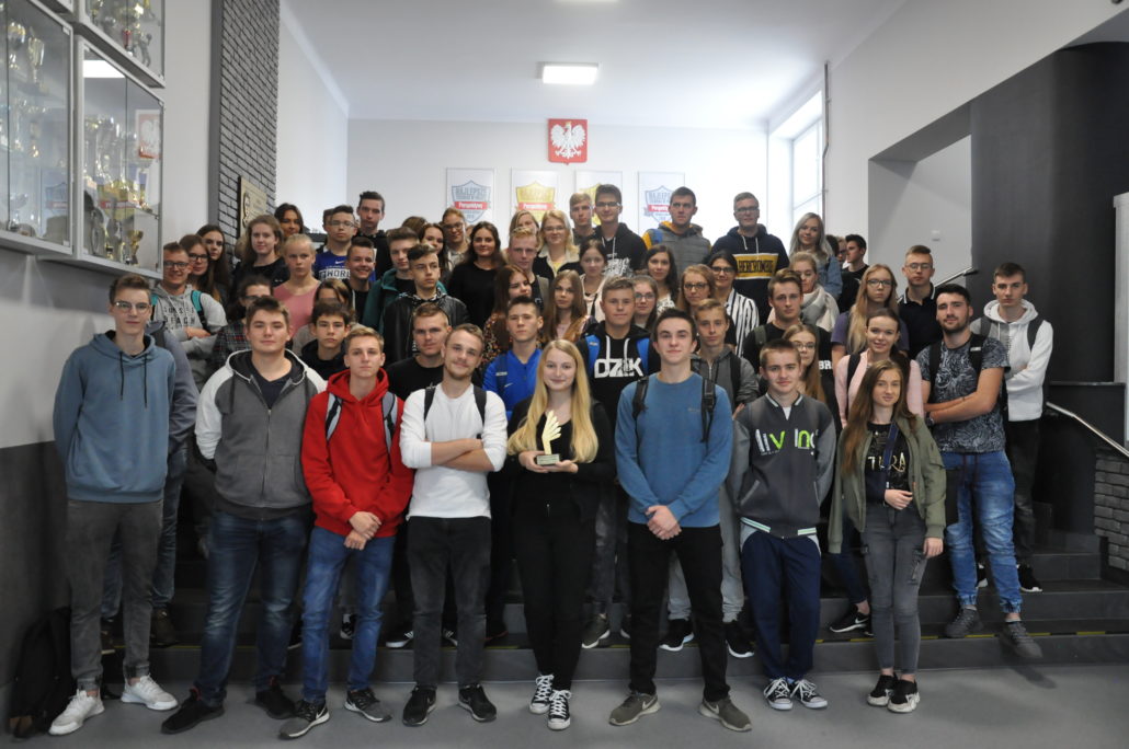 OTRZYMALIŚMY STATUETKĘ ,, ZŁOTYCH ORŁÓW EDUKACJI”