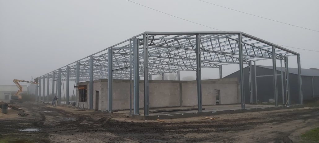 Przebudowa starego warsztatu mechanicznego i garaży na nowoczesny warsztat diagnostyki i naprawy pojazdów i maszyn rolniczych wraz z halą maszyn. (Inwestycja w trakcie realizacji)