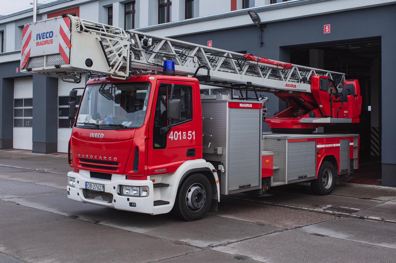 Zdjęcie przedstawia samochód specjalny z drabiną mechaniczną, wysuw przęseł 37 m.