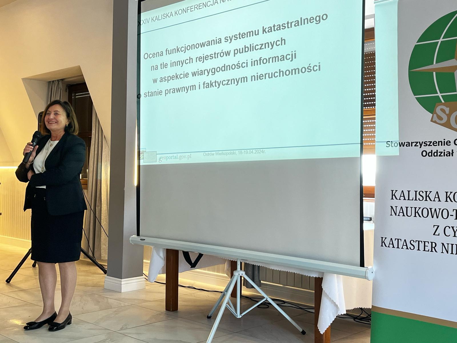 Zdjęcie przedstawia GGK Alicję Kulkę podczas Kaliskiej Konferencji Naukowo-Technicznej