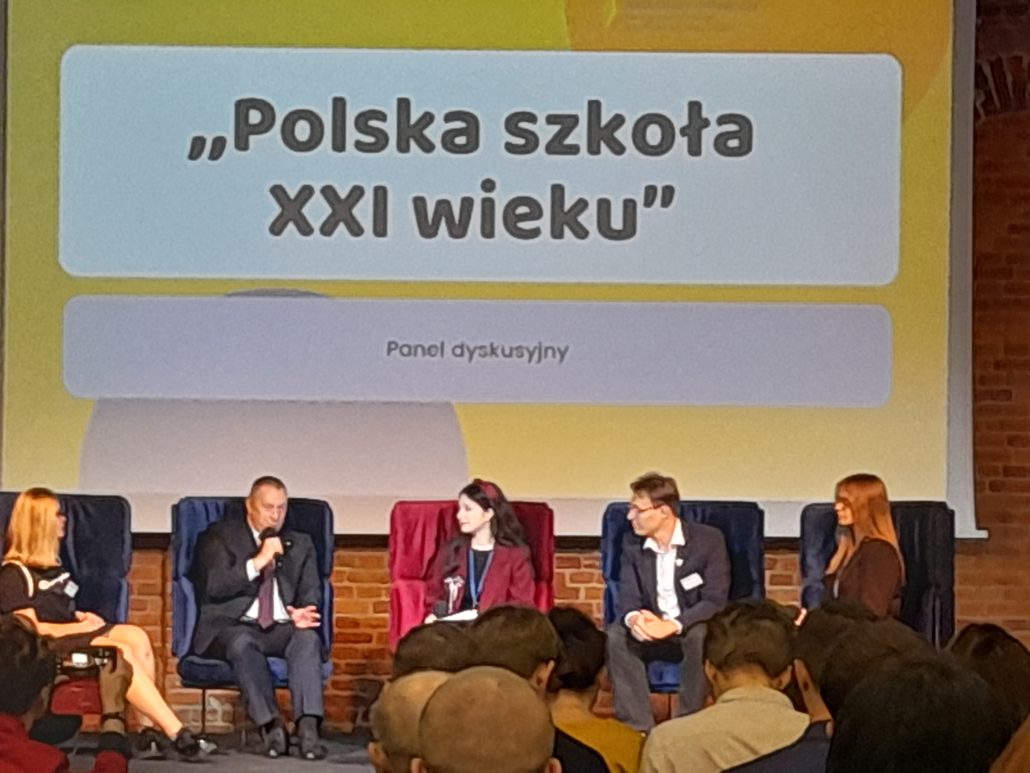 UCZNIOWIE ZE ZDUŃSKIEJ DĄBROWY NA WOJEWÓDZKICH KONSULTACJACH RADY DZIECI I MŁODZIEŻY W ŁODZI