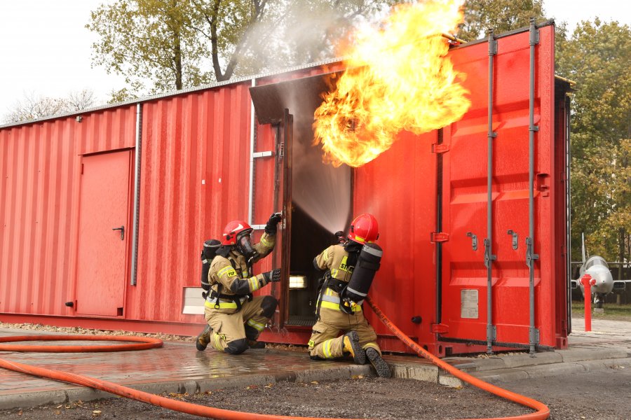 Zwalczanie pożarów wewnętrznych - akcja gaśnicza przed wejściem do trenażera