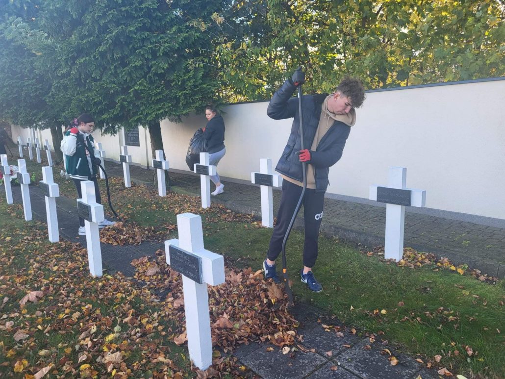 „Ocalić od zapomnienia” – wolontariusze sprzątali zapomniane groby