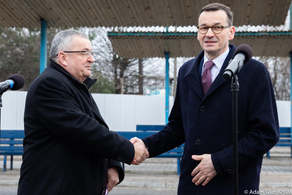 Premier Mateusz Morawiecki ściska dłoń ministra Andrzeja Adamczyka.