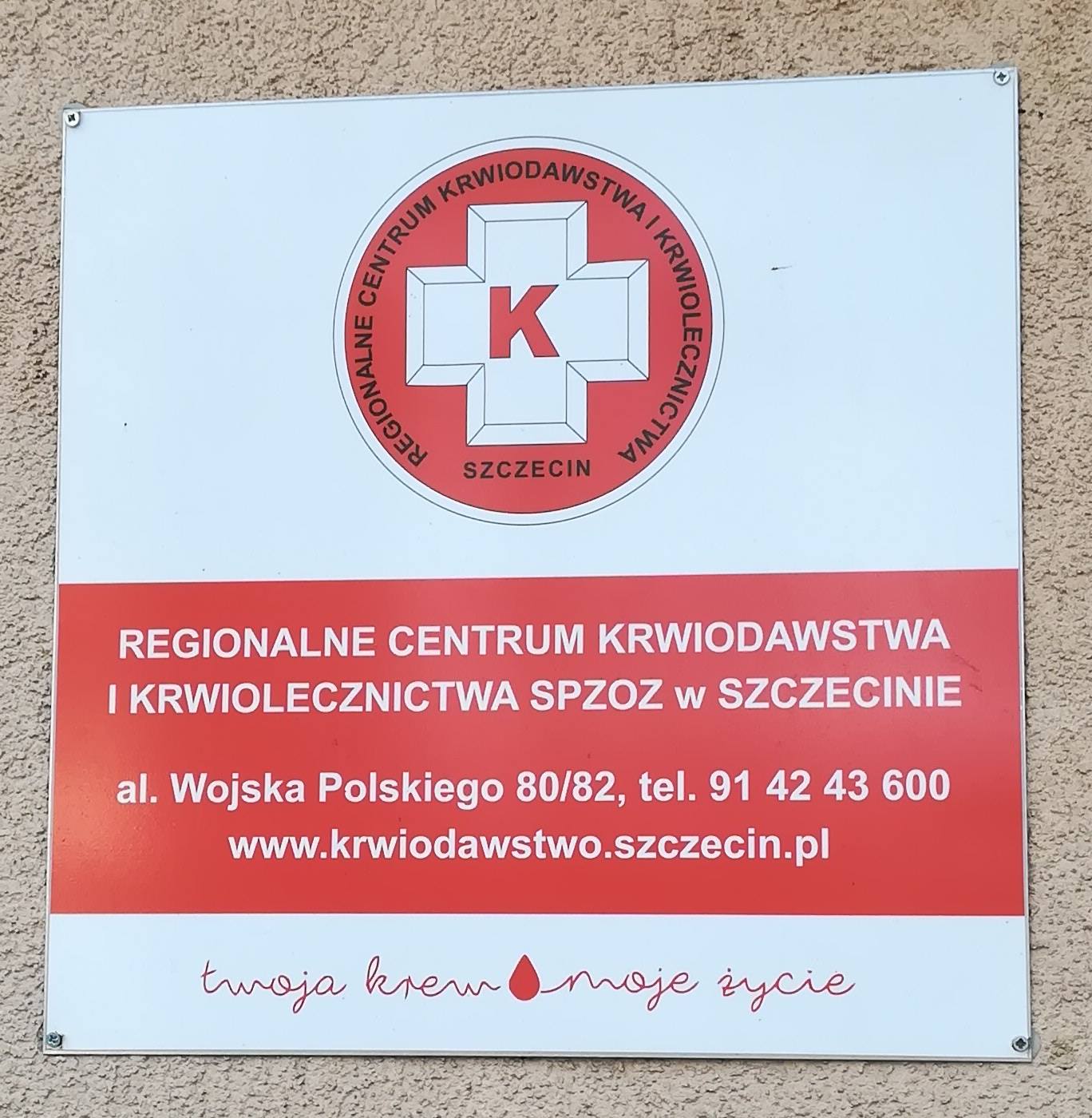 Strażacy oddają krew w ramach akcji "spoKREWnieni służbą"