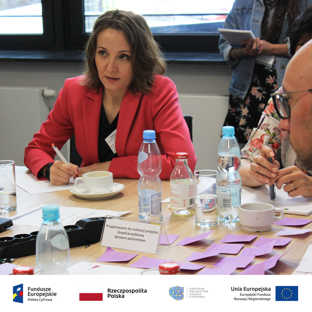 Pani Ewa Siczek Dyrektor Biura Projektów Rozwoju Usług Cyfrowych, Centrum Projektów Polska Cyfrowa siedzi przy stoliku 