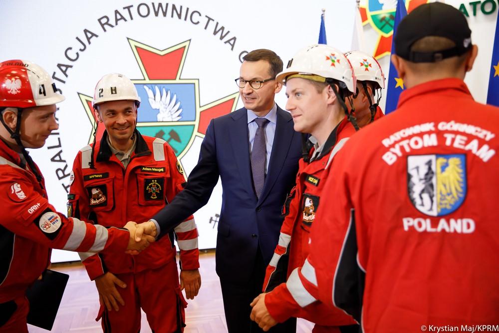 Premier wraz z ratownikami.