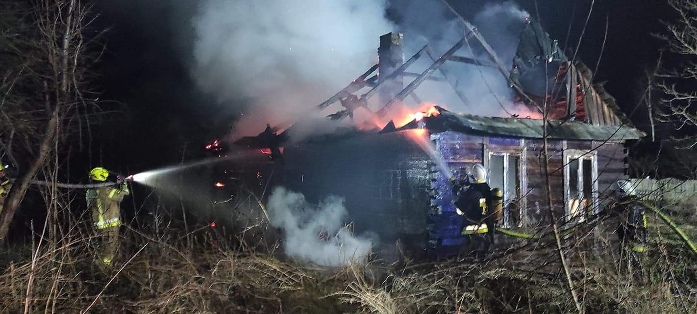 Pożar domu w miejscowości Trzciniec, fot. OSP Żebrak.