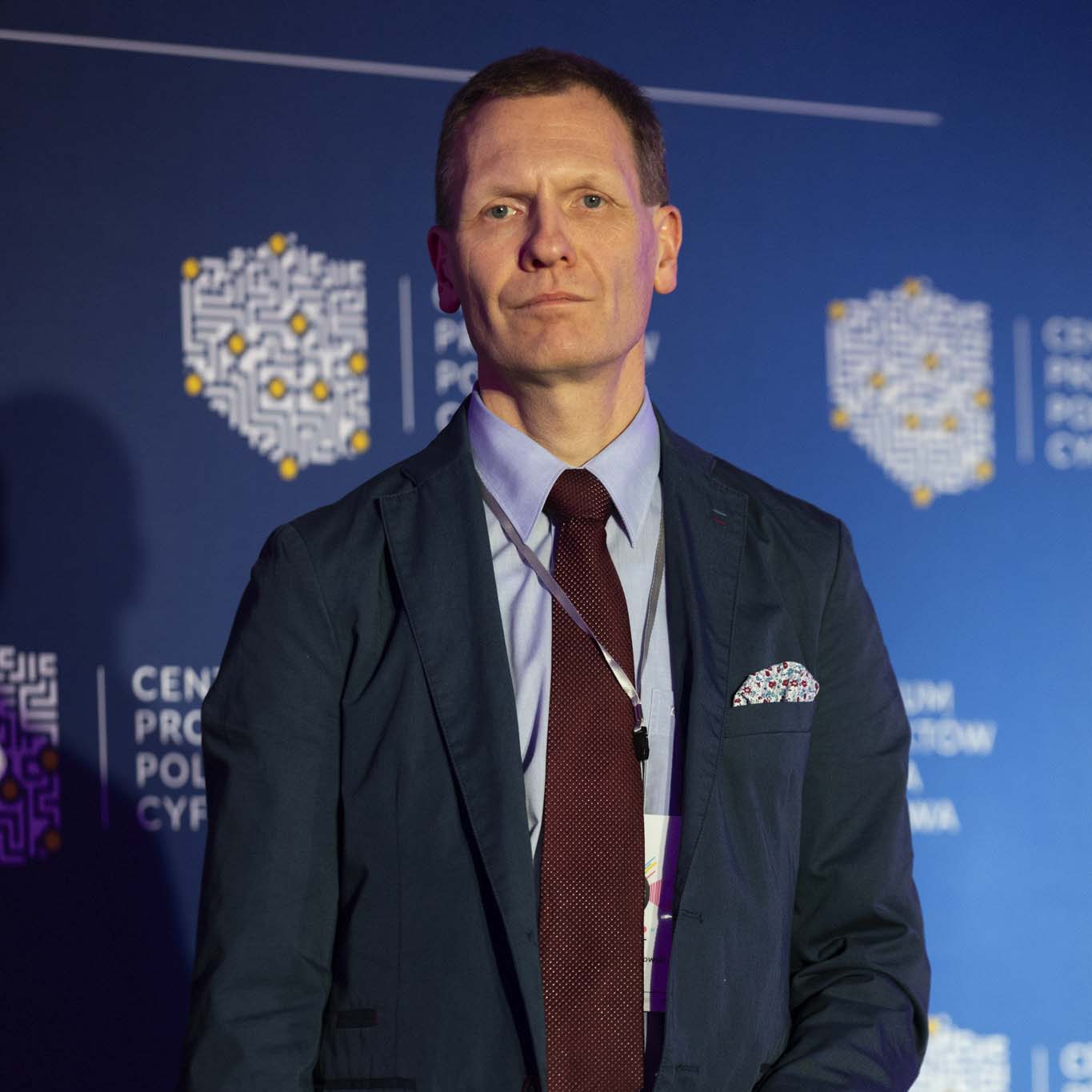 Doktor inżynier Maciej Sajkowski stoi i wzrok kieruje w obiekt aparatu.