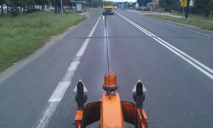 Pomiar współczynnika tarcia nawierzchni wykonywany w prawym śladzie kół