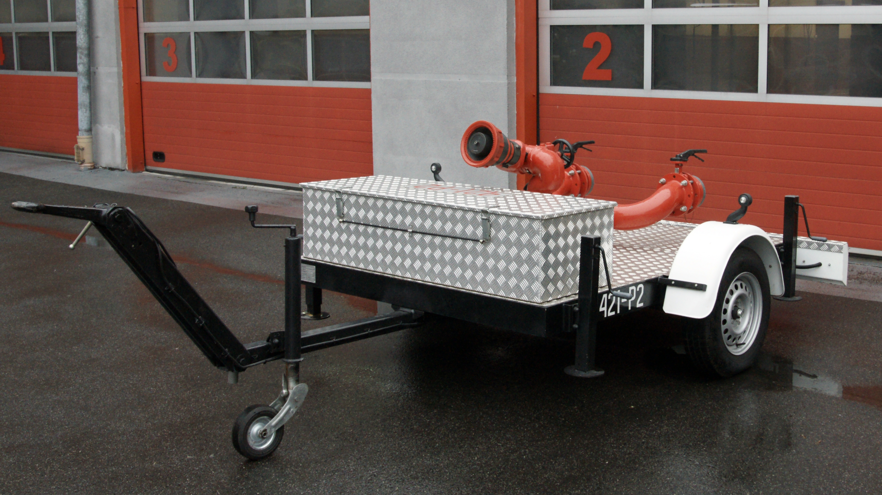 Na fotografii widoczny jest przyczepa gaśnicza z działkiem DWP7600