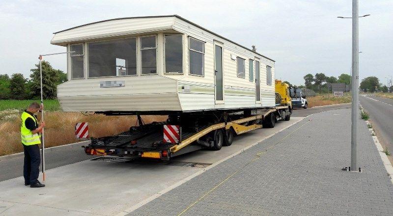 Domek na naczepie obok inspektor