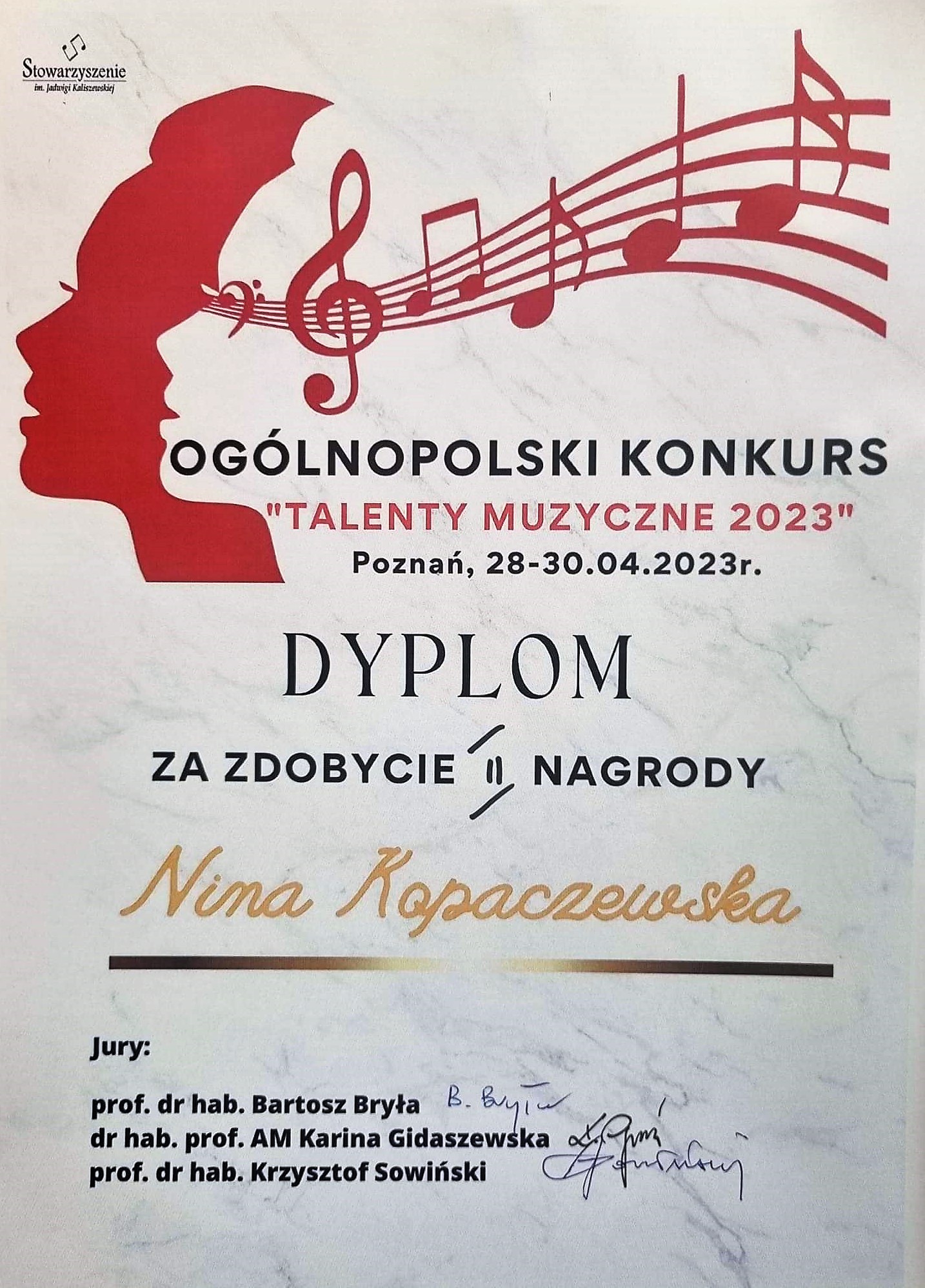 dyplom z informacją o zdobyciu II nagrody, na górze grafika konturu twarzy oraz pięciolinii z nutami, całość na białym tle