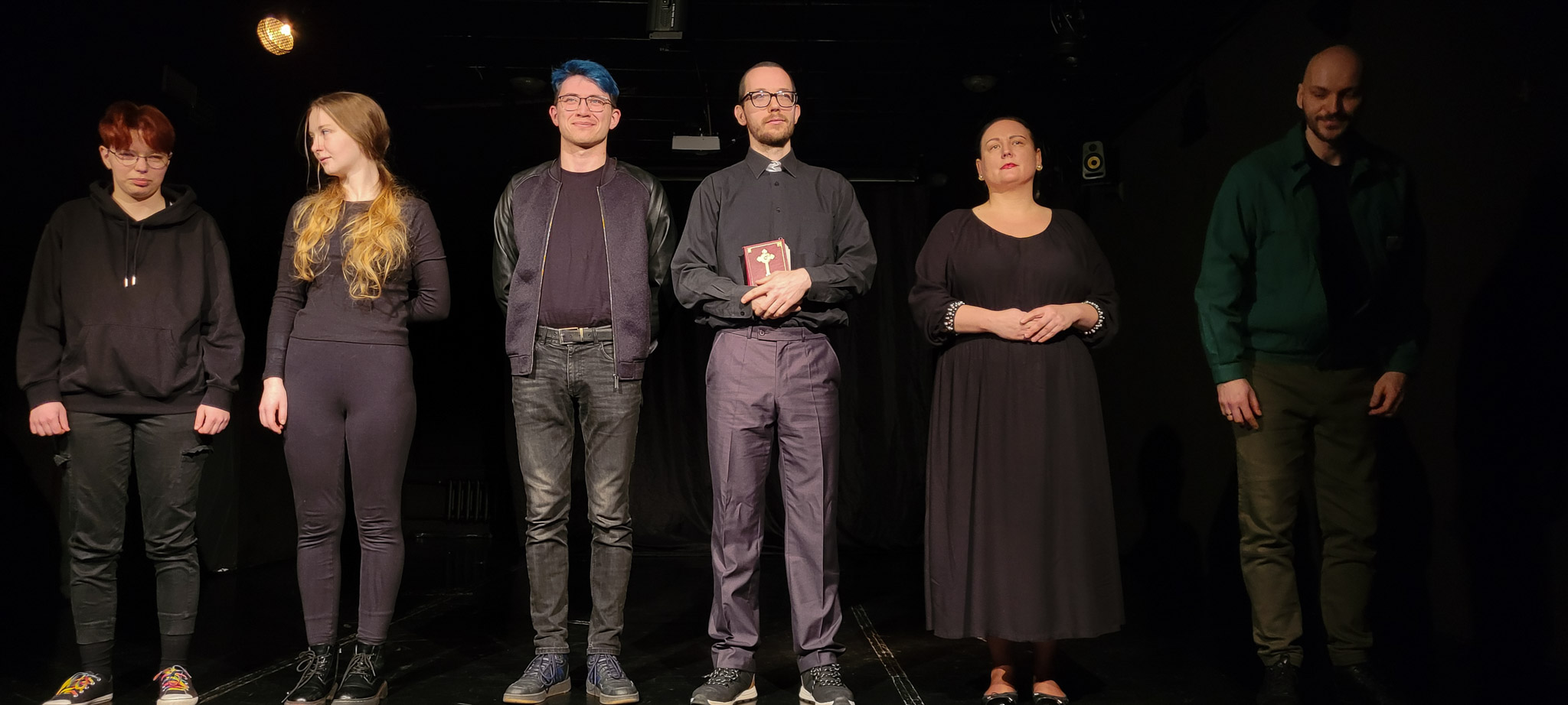 Grupa aktorów stojąca na scenie po spektaklu „Dziwny przypadek psa nocną porą” Simon Stephens