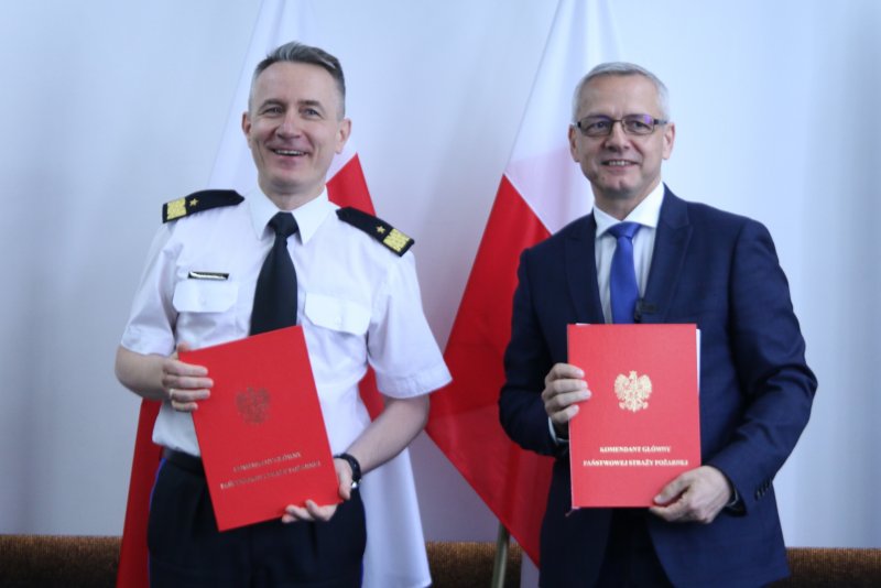22 lipca 2020 – podpisanie porozumienia pomiędzy Komendantem Głównym Państwowej Straży Pożarnej a Ministerstwem Cyfryzacji – na zdjęciu: nadbryg. Andrzej Bartkowiak komendant główny Państwowej Straży Pożarnej oraz minister cyfryzacji Marek Zagórski po podpisaniu porozumienia.